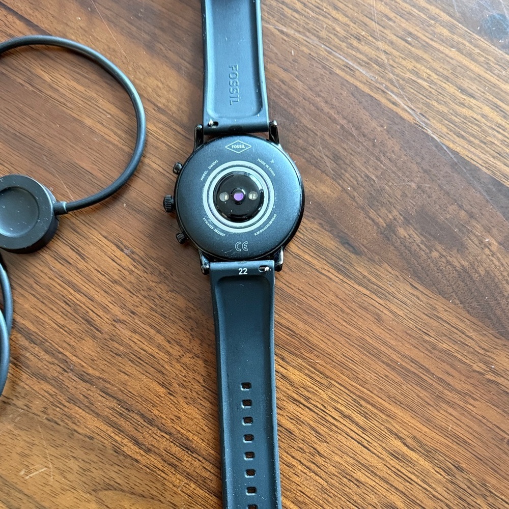 Fossil - DW10F1 Black Smartwatch with Charger - Picture 3 of 4